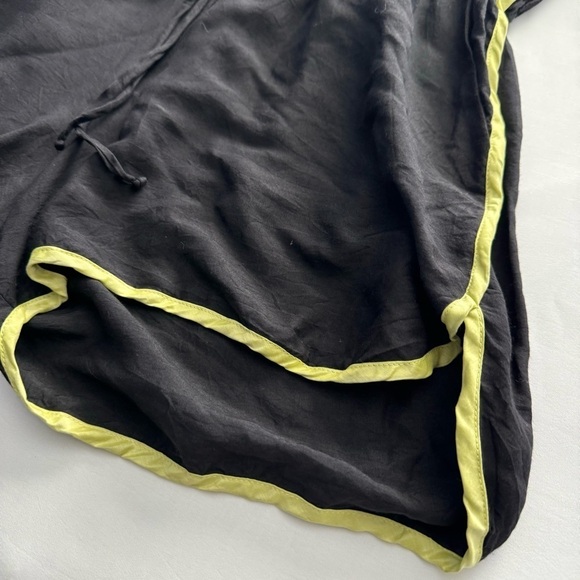 Artezi Shorts Romper - Picture 2 of 6